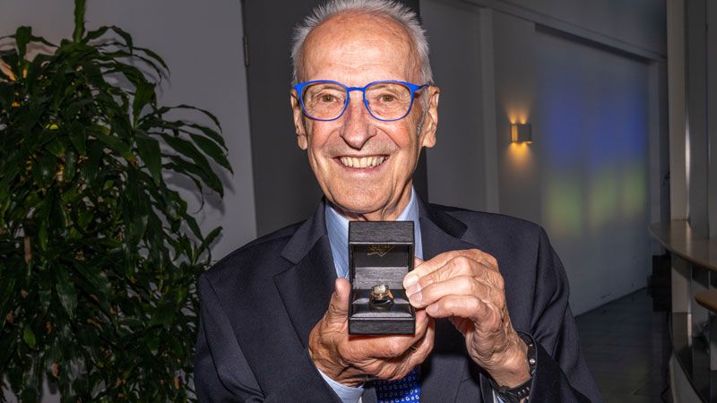 Stolz zeigt Arno Reglitzky seinen Ehrenbürger-Ring. | Foto: ein