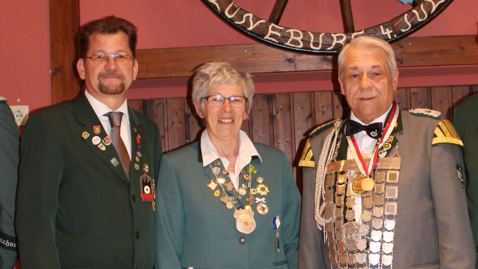 Lars Bathke, Präsident des Schützenverbands Hamburg (links), freut sich mit den Landesmajestäten Karin Bartels und Peter Polley auf den kommenden Landeskönigsball. | Foto: ein