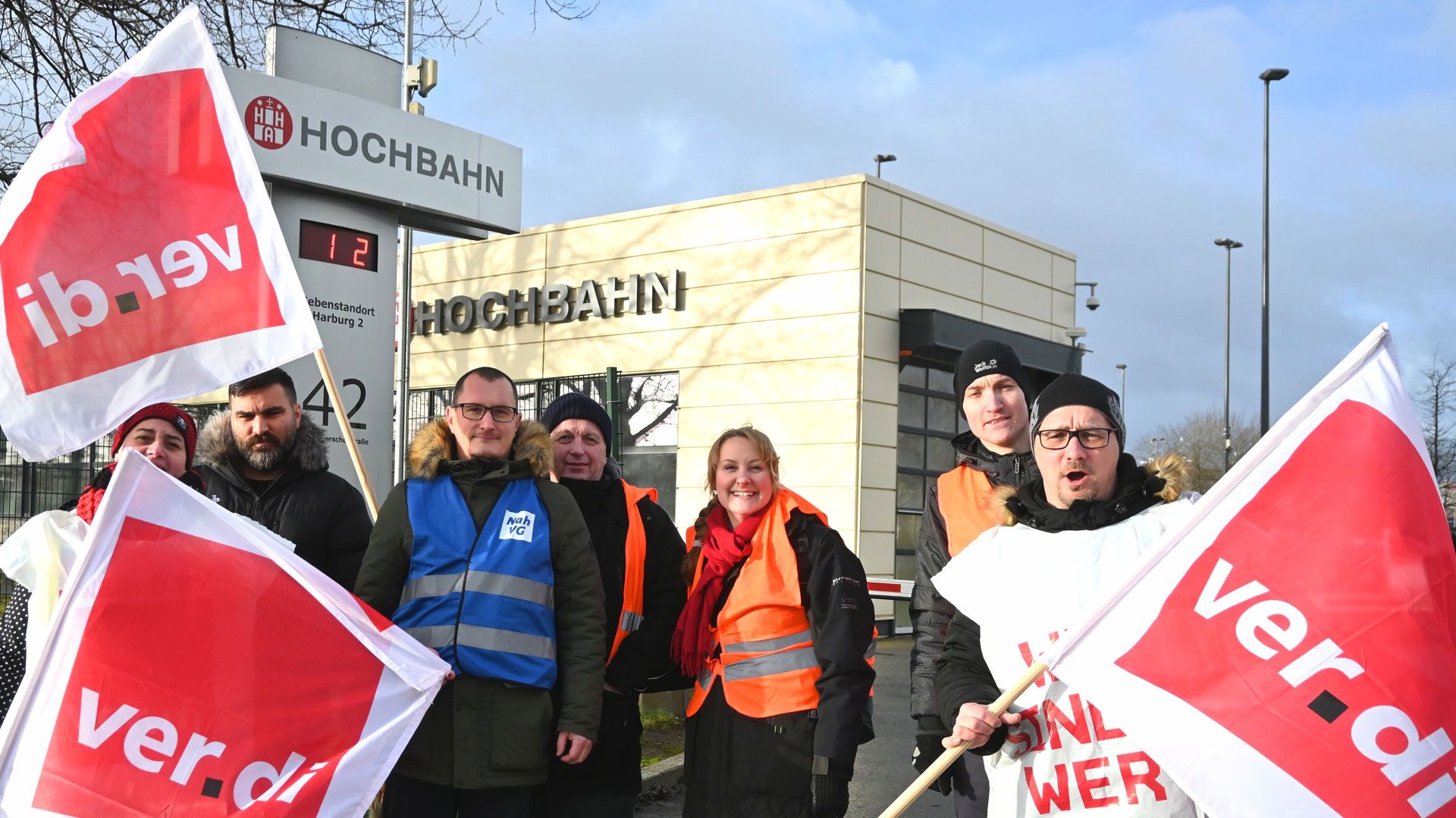 Streikposten vor dem Busdepot II in der Hannoverschen Straße. | Foto: lenthe medien/bukowski