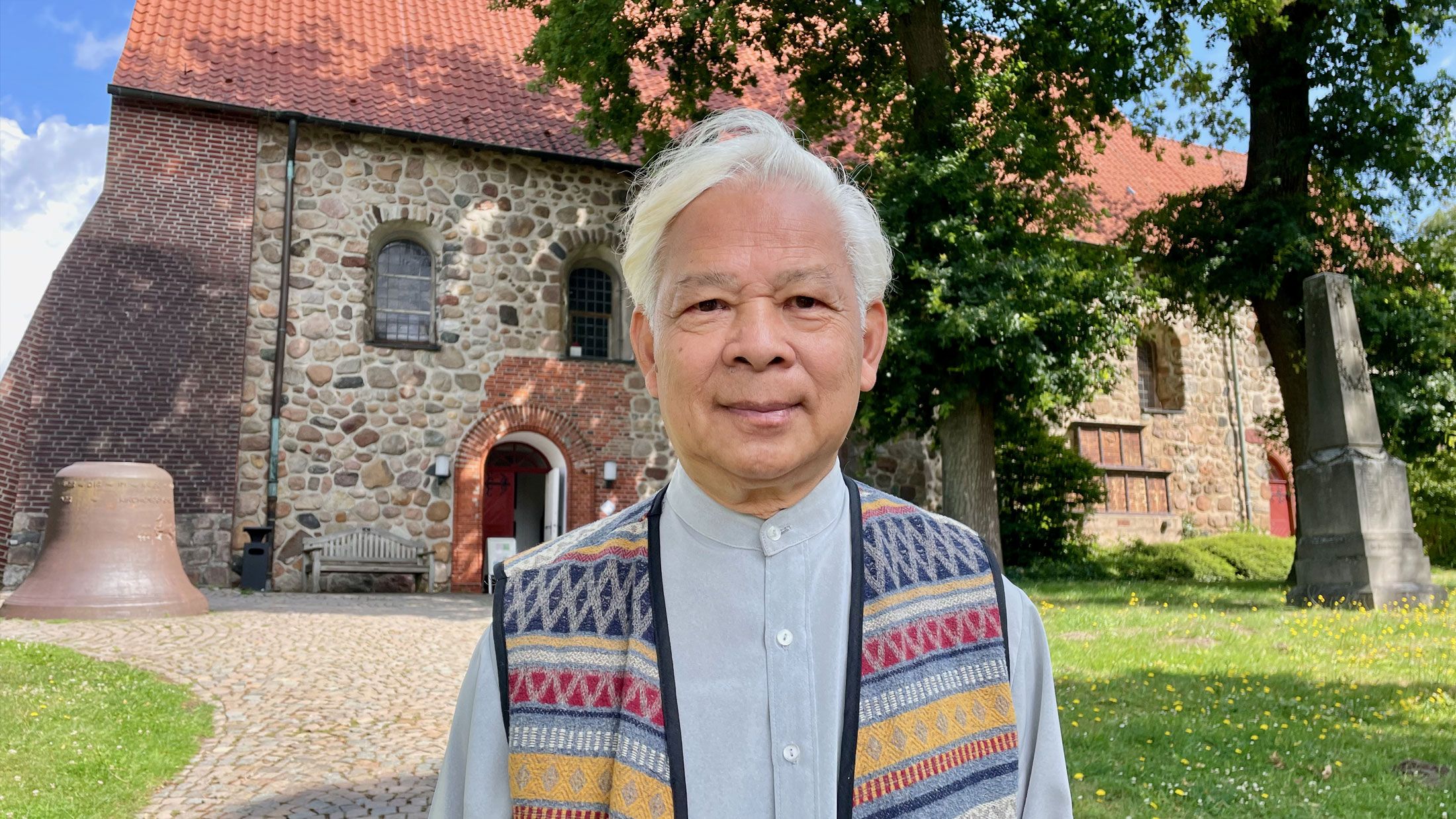 Pastor De Van Nguyen vor der Hittfelder Mauritiuskirche. | Foto: C. Wöhling