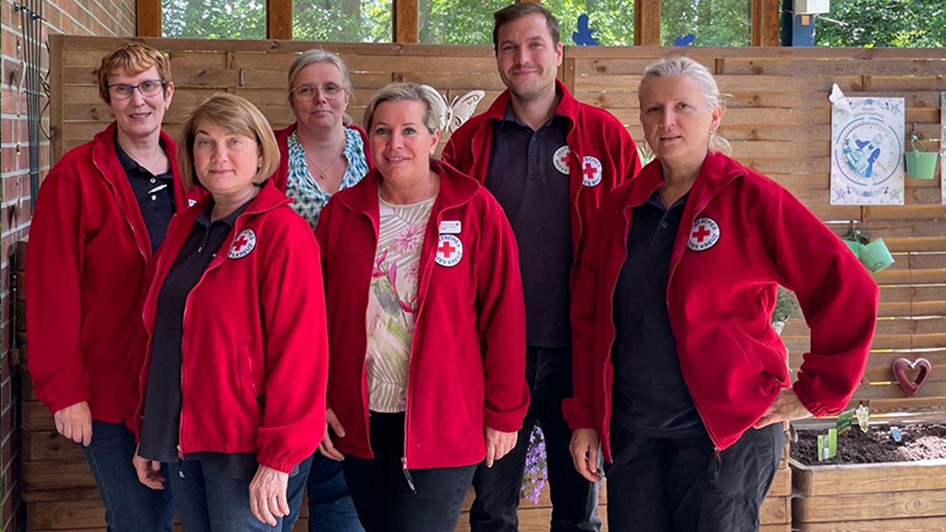 Veronika Neumann (von links), Nadine Sabelfeld, Katrin Bleisch, Janina Regel, Christian Fischer und Ewa Baran von der DRK-Tagespflege Süderelbe bereiten die Feier am 10. August vor. | Foto: DRK Harburg