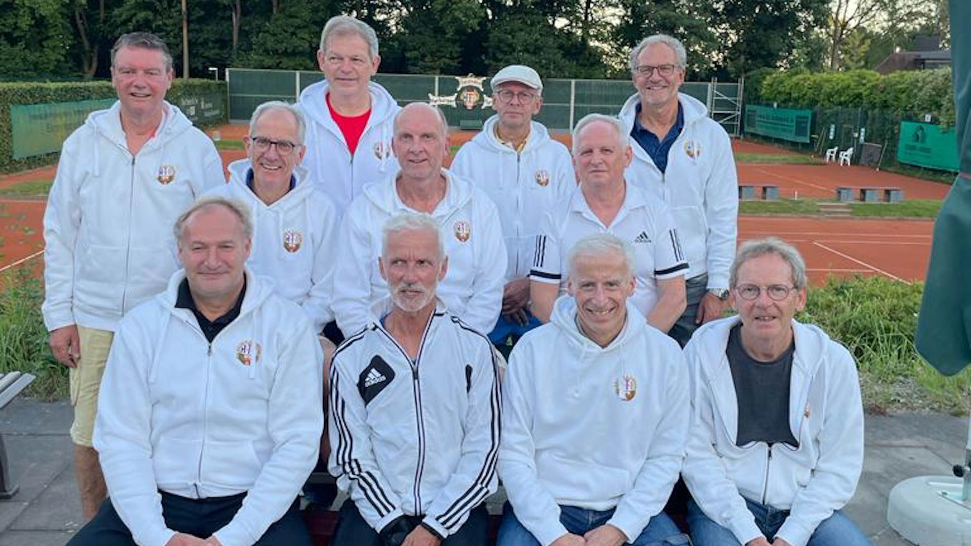 Das HTB-Tennis 60-Team ist nach dem Sieg glücklichå: Witold Sawiel, Frank Husak, Markus Eschweiler, Jörg Becker, Martin Ilker, Claus Ohl, Claus Seebeck, Frank Lutsche, dem Kapitän Frank Holländer, Rüdiger Loricke, Holm Beckert. Es fehlen Matthias Hansen und Michael Sack. | Foto: ein