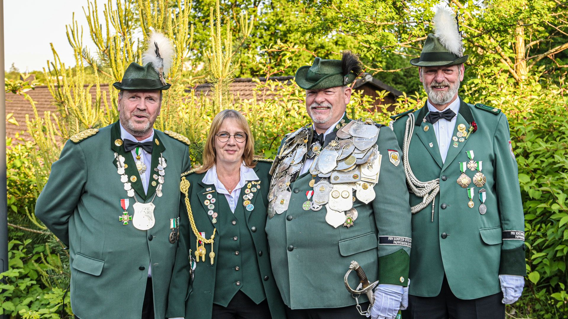 Für Eißendorfs Schützenkönig Werner Krug (2.v.r.) (hier mit Frau Regina und den beiden Adjutanten Andreas Jepp (links) und Holger Schlüter) sind die Tage seiner Amtszeit gezählt. | Foto: Niels Kreller