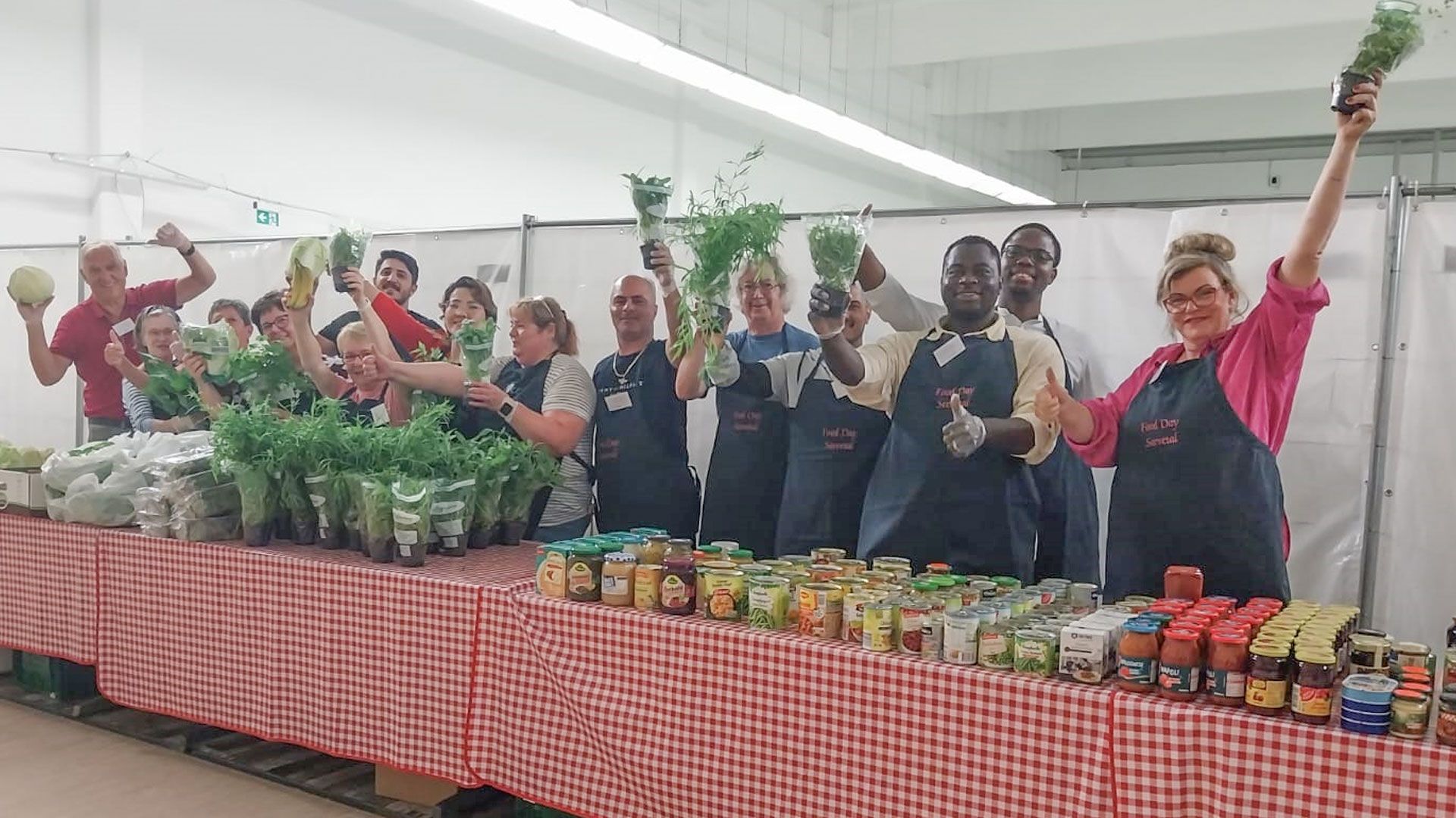 Team Foodday – rechts Manuela Bunde (stellvertretende Ortsbürgermeisterin Meckelfeld), Dritter von rechts Mamady Doumbouya, Sechster von rechts Reza Anari (Catharina Santos von der Gemeinde Seevetal ist nicht im Foto). |Foto: Gemeinde Seevetal