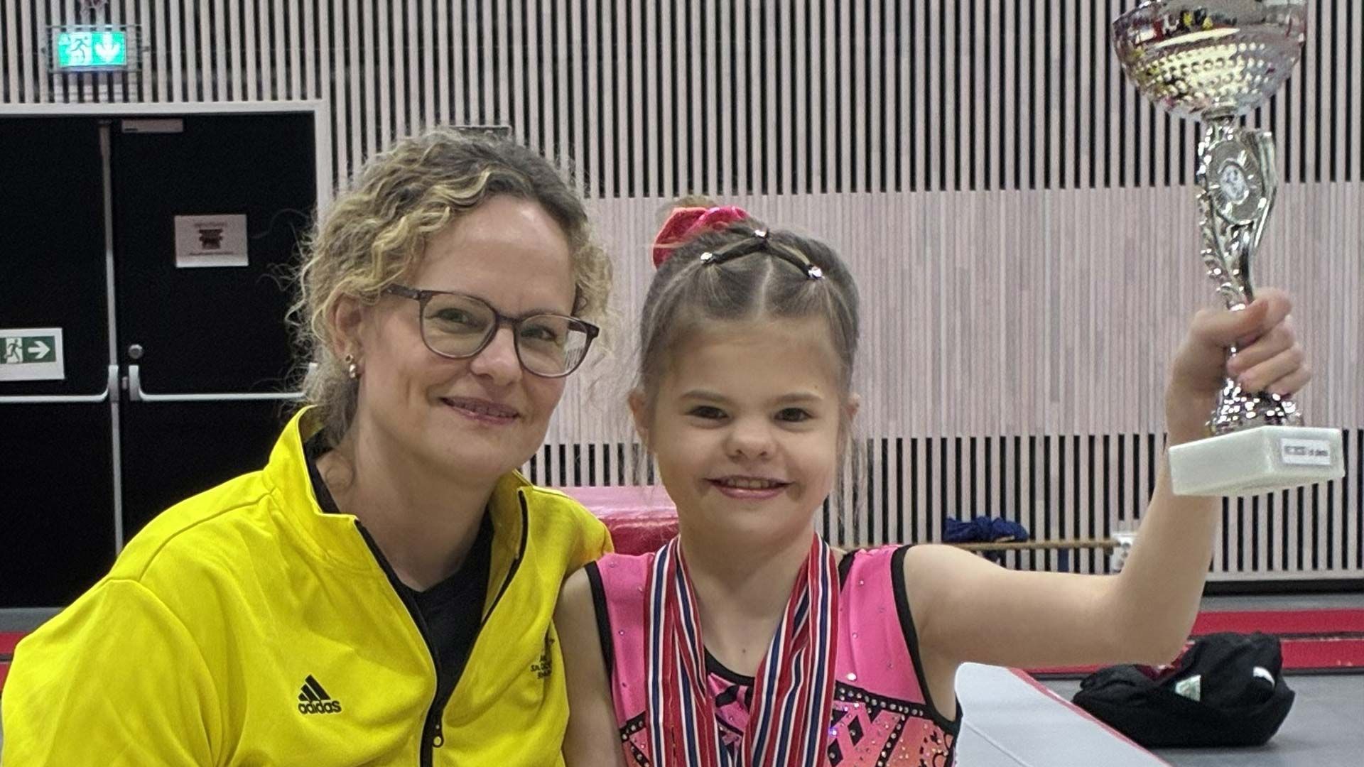 Vier Geräte, fünfmal Gold – und eine 13-Jährige, die allen Grund hat, stolz auf sich zu sein. Amelie Janßen, nhier mit Mutter Carolin. . Foto: TSV 08