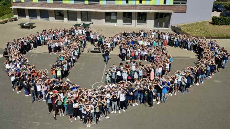Bewiesen Herz auch für andere: die Schülerinnen und Schüler des Niels-Stensen-Gymnasiums sammelten zum 15-jährigen Schuljubiläum erfolgreich Spenden für das DRK-Hospiz. | Fotos: ein