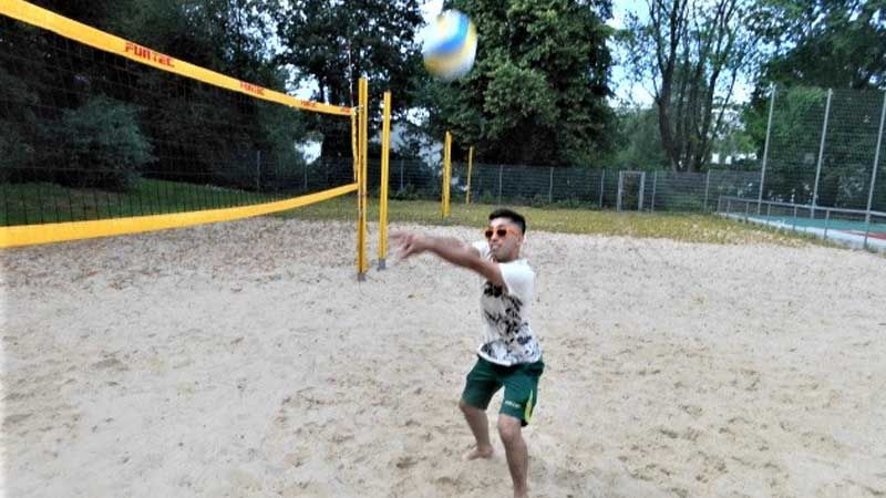 Jede/r ist willkommen, jede/r darf mitspielen! Der HTB bietet im Rahmen des Active City Summers über den Sommer ein offenes Beach-Volleyball Angebot an. | Foto: ein