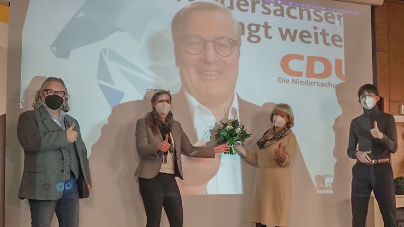 Gratulation an den CDU-Kandidaten: Michael Wildemann (von links, Geschäftsführer Ortsverband Rosengarten), Sybille Kahnenbley (Verbandsvorsitzende Seevetal), Britta Witte (CDU-Kreisvorsitzende) und Niklas Hintze (Ortsverbandsvorsitzender Neu Wulmstorf). Auf der Leinwand: Bernd Althusmann. | Foto: ein