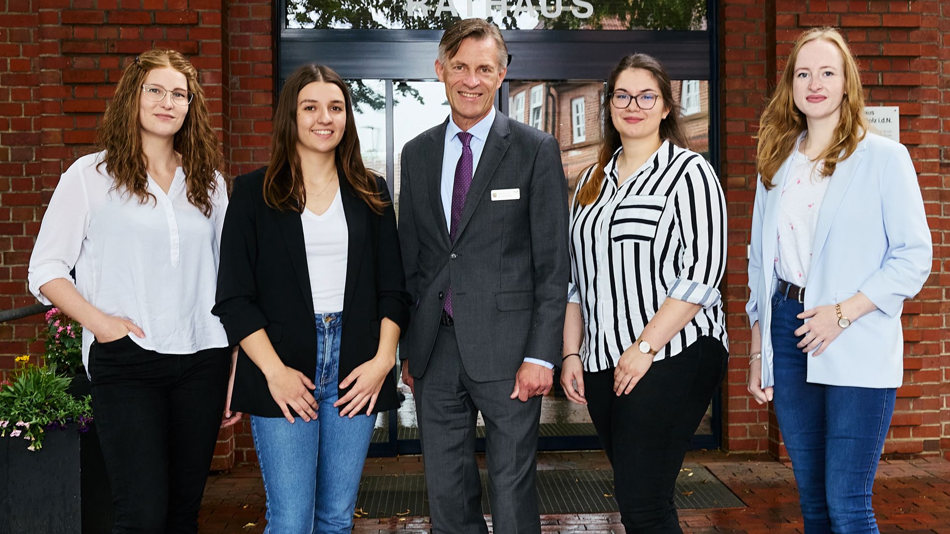 Der Buchholzer Bürgermeister Jan-Hendrik Röhse begrüßte die neuen Auszubildenden Lena Rosenfeld (von links), Henrike Koschinski, Fènja Klie und Merle Block. | Foto: Stadt Buchholz