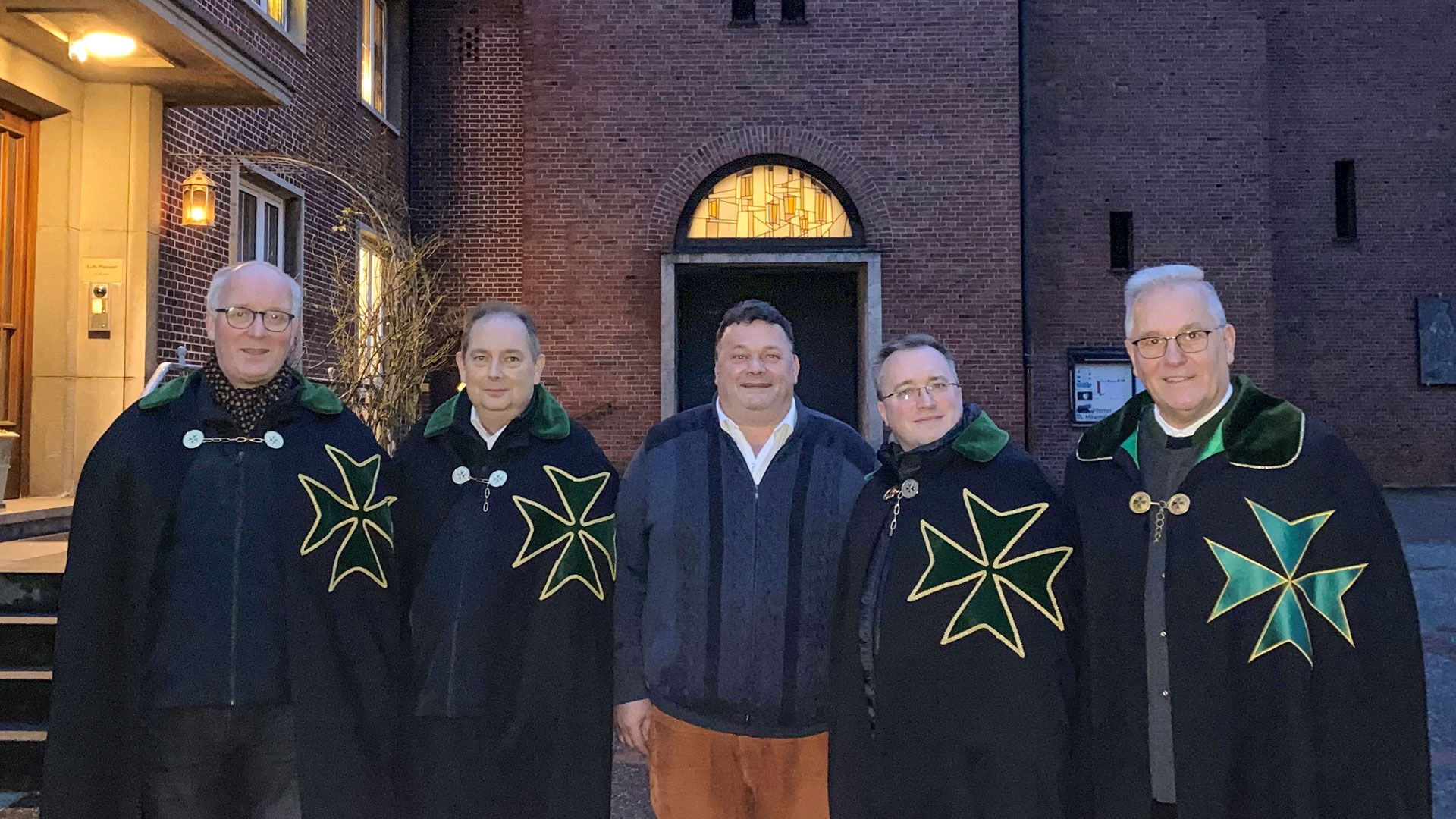 Hoher Besuch in St. Maria. Pfarrer Stefan Langer (Mitte) empfing eine Abordnung der Lazarus-Rittern Jacob Thalmayr, Peter Thalmayr und Ulf Schröder mit Prior Lothar A. Kestler an der Spitze (v.l.). | Foto: Niels Kreller