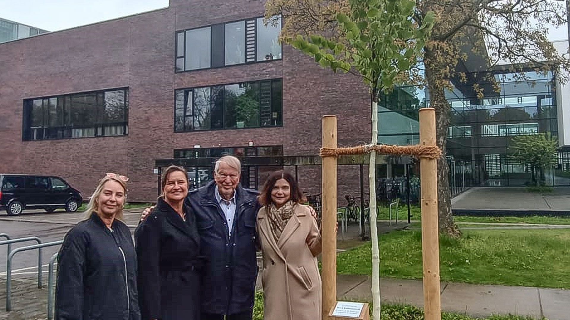 Gerührt war Konditormeister Dierk Eisenschmidt über „seinen“ Kuchenbaum. Im Bild: Bärbel Wenckstern, Birgit Winkel, Dierk Eisenschmidt und Sophie Fredenhagen.  Foto: Niels Kreller