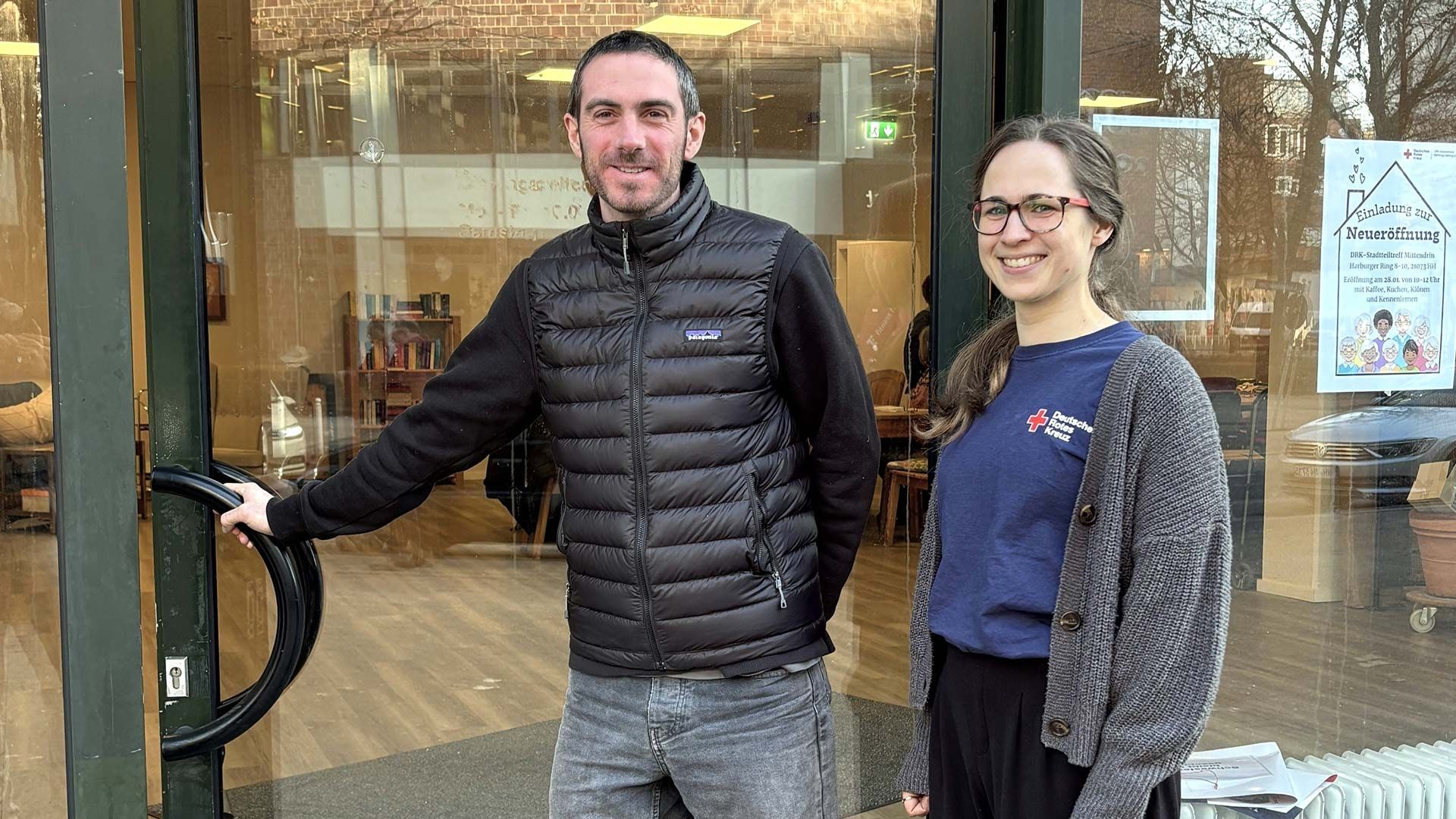 DRK-Stadtteiltreff-Leiterin Katharina Kellermeier (re.) und Jonas Luke, der den Treffpunkt für queere Senioren und Seniorinnen initiiert hat, freuen sich auf möglichst viele Interessierte. Foto: DRK-Harburg 2026