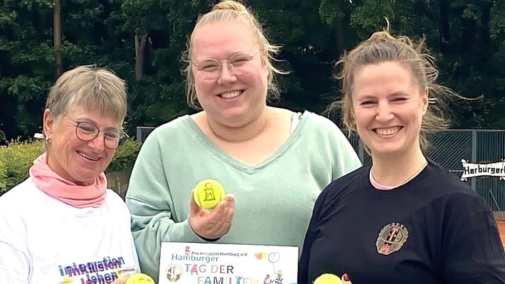 Das Orga Team mit Viola, Johanna und Carla freut sich auf das Sommerfest. Foto: ein