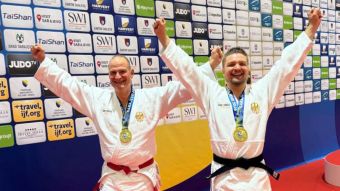 Johannes Kröger (rechts) und Sönke Schillig jubeln mit ihren Goldmedaillen um den Hals über ihren Weltmeistertitel. Foto: privat/HNT