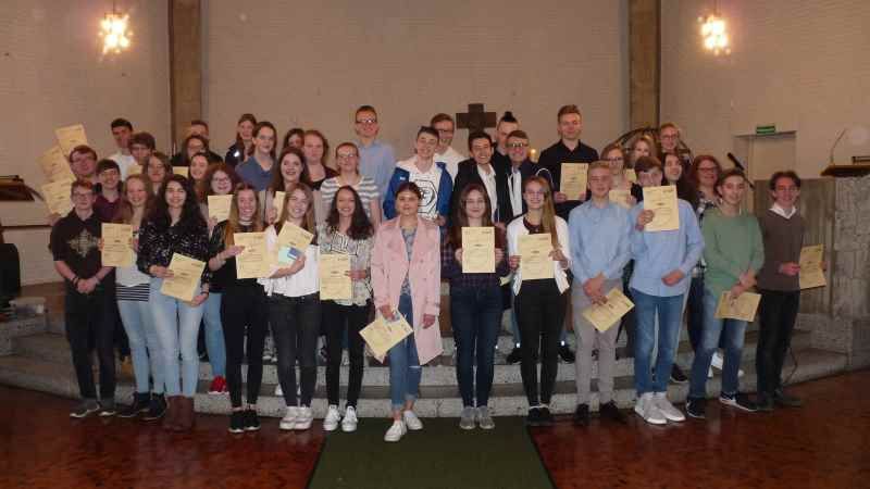 40 Mädchen und Jungen sind am Sonntag in der Buchholzer St. Johanniskirche als Jugendleiter eingesegnet worden. | Foto: ein
