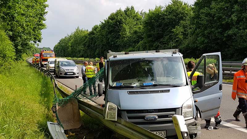 Dieser Verkehrsunfall auf der A 39 forderte am Sonnabend hohen Sachstanden und einen Verletzten. | Foto: ein
