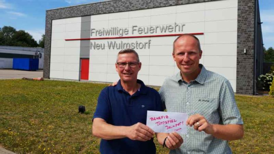 Gewinner Rudi Wölk (inks) und Tobias Handtke bei der Gewinnübergabe. | Foto: ein