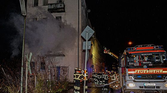 Fünf Erwachsene und drei Kinder rettete die Feuerwehr aus diesem brennenden Haus in der Seehafenstraße. | Foto: André Lenthe Fotografie