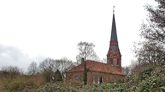 Einzig die St. Gertrud Kirche ist vom Stadtteil Altenwerder übrig geblieben. | Foto: By Pauli-Pirat - Own work, CC BY-SA 4.0, https://commons.wikimedia.org/w/index.php?curid=57010882