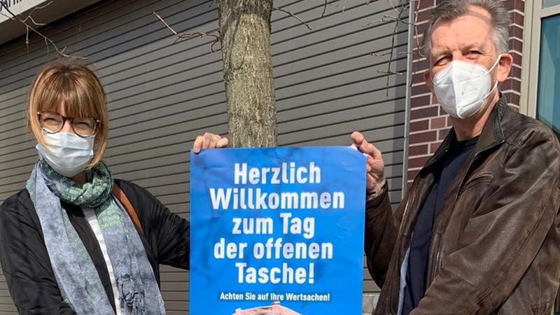 Lydia Freienberg (v.l.) und Carsten Bünger vom Präventionsteam der PI Harburg beim Verteilen der Plakate gegen Taschendiebstahl. | Foto: Polizei