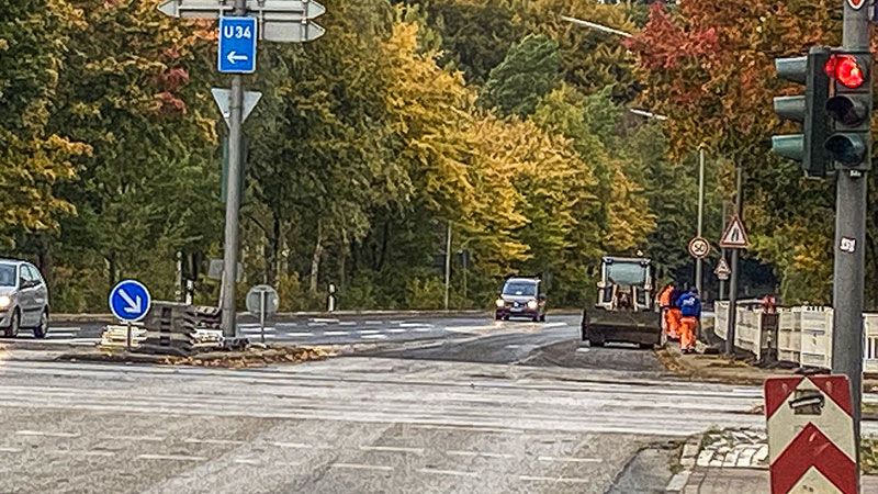 Die letzten Absperrungen werden noch eingepackt: Der Eißendorfer Qaldweg ist seit Mittwoch wieder offen. | Foto: Niels Kreller