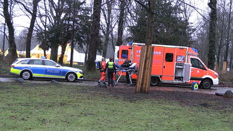 Zwei Männer wurden am Donnerstagmittag vor der Drogenhilfeeinrichtung Abrigado auf dem Schwarzenberg in Harburg durch Schüsse verletzt. | Foto: HamburgNews