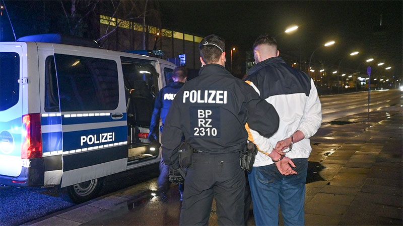 Drei Männer hantierten an der Buxtehuder Straße mit einer Schreckschusspistole - da klickten dann die Handschellen. | Foto: HamburgNews