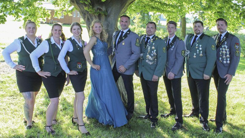 Natalie Kubiak (von links), Nicole Marquardt, Tatjana Wübbe, Johanna Tobaben, Schützenkönig Christoph Reinecke, Timo Maack, Tim Heitkamp, Mitja Maack und Frederick Wübbe. | Foto: Schützenverein Moor