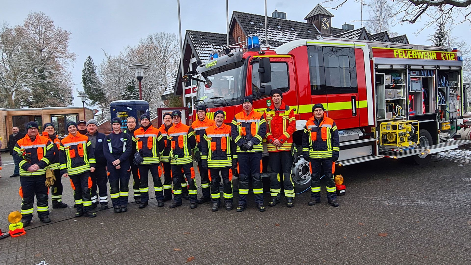 Mitglieder der Einsatzabteilung der Feuerwehr Maschen präsentierten jetzt die Arbeit der Seevetaler Schwerpunktfeuerwehr auf dem Maschener Dorfplatz. | Foto: Pressesprecher