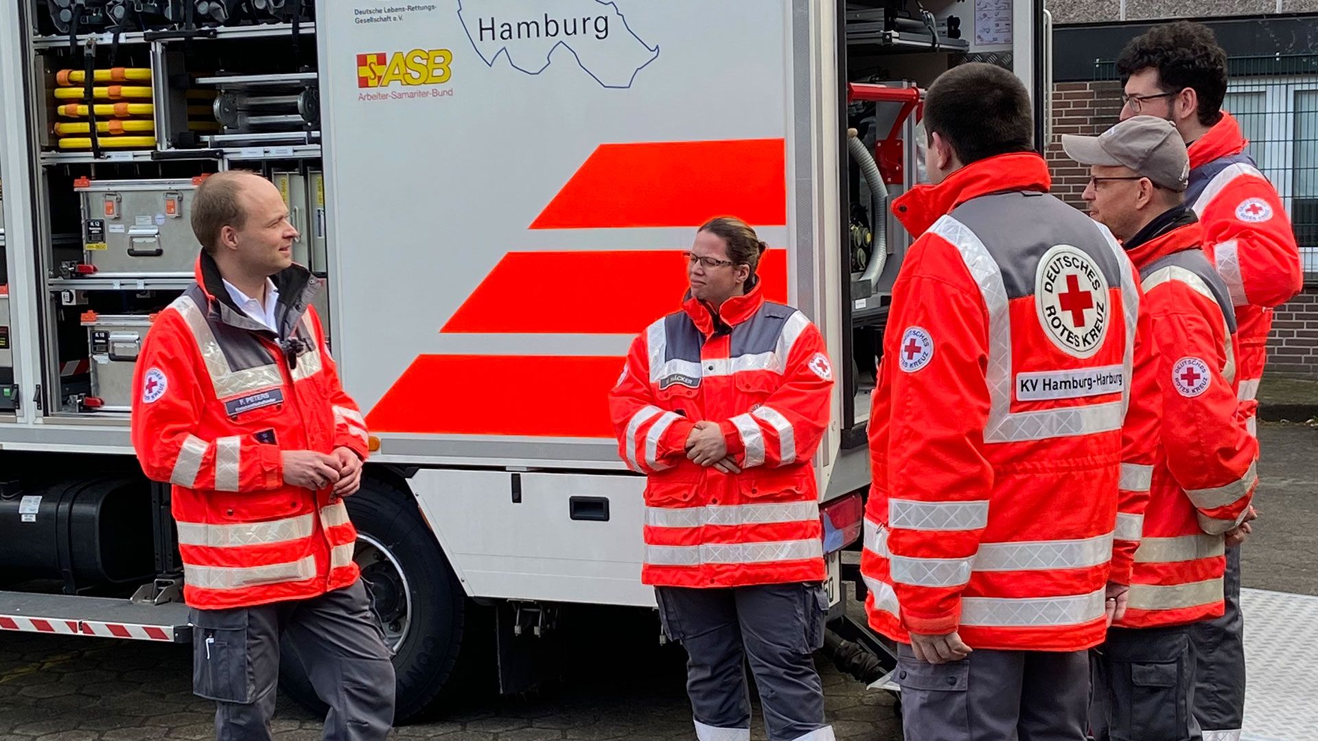Freitagabend am „GW San“ in Harburg: Ein Team der Kreisbereitschaft mit Florian Peters (l.). | Foto: DRK Harburg