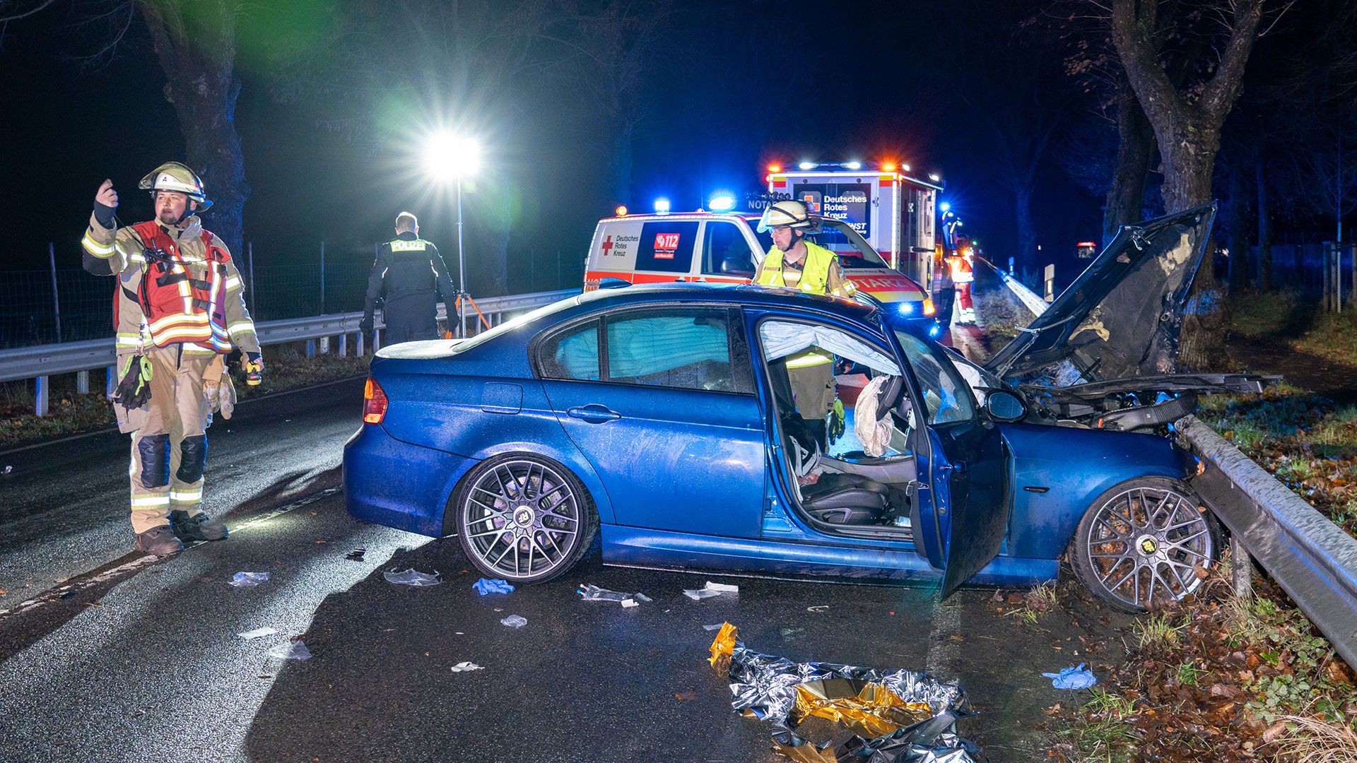 Bei diesem schweren Verkehrsunfall auf der B75 bei Tostedt gab es zwei Verletzte. | Foto: JOTO