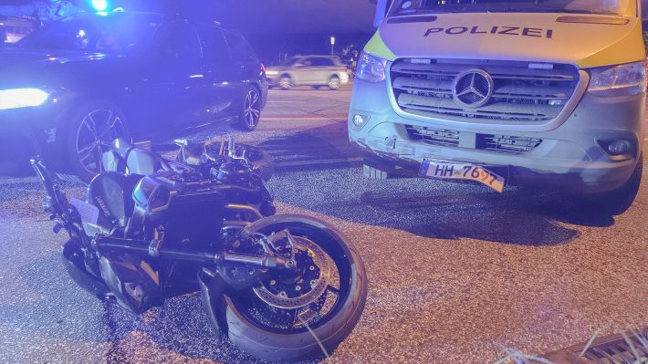 Ende der Flucht: Der Motorradfahrer kollidierte mit einem Streifenwagen. Foto: Lenthe-Medien/Apelt