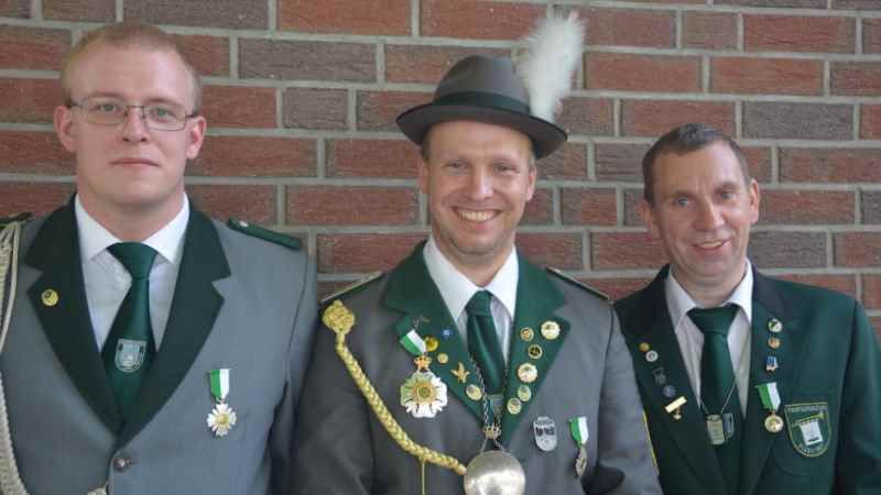Schützenkönig Helge Cassau (Mitte) mit seinen Adjutanten Markus Stein (links) und Sven Tobaben. | Foto: ein