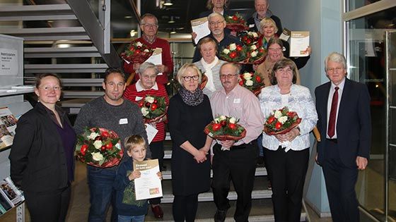 Dagny Eggert-Vogt (links), Monika von der Heide (Mitte) und Uwe Harden (rechts) verleihen die Ehrenamtskarte an Engagierte aus dem Landkreis Harburg. | Foto: Landkreis Harburg