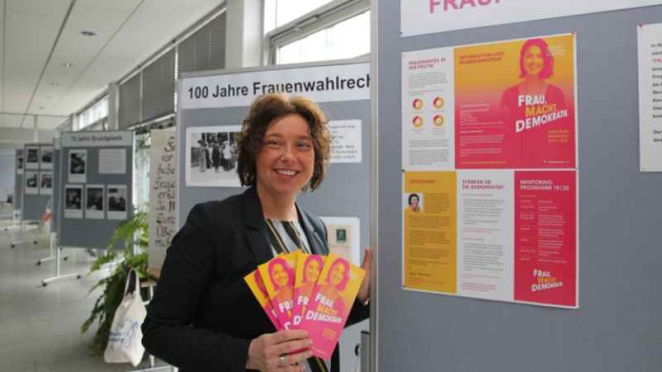 Andrea Schrag, Gleichstellungsbeauftragte des Landkreises Harburg, hat die Ausstellung im Kreishaus konzipiert. | Foto: ein