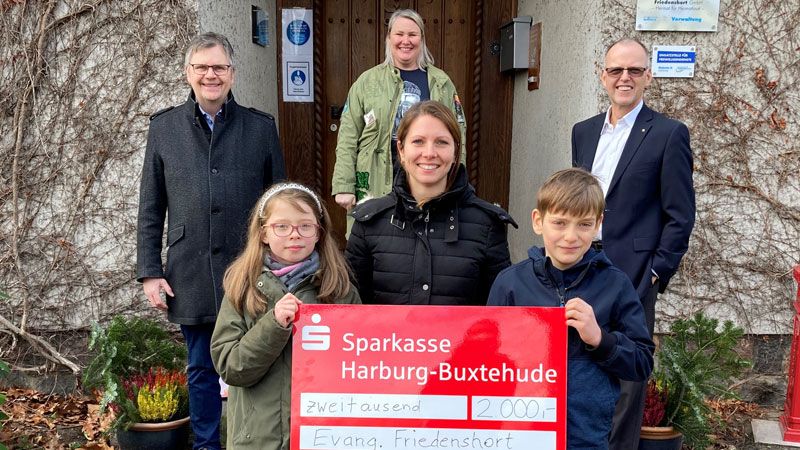 Fabienne (vorn, von links), Nadine Gozalo, und Mika. Hinten Cord Köster (von links, Sparkasse Harburg-Buxtehude), Claudia Warncke und Ralf Meinecke (Lions-Club). | Foto: Sparkasse