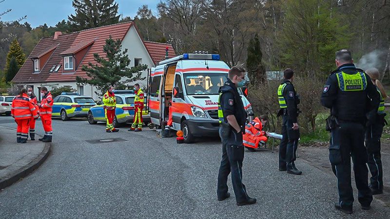 Zwölf Stunden lang suchten Polizei und Rettugskräfte in einem Waldstück nach einem vermissten Mann. | Foto: HamburgNews