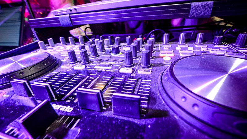 Die DJs in Harburg Stadt & Land legen zum Maitanz wieder fette Beats auf und viele Band rocken in den Locations beim Tanz in den Mai. | Foto: Niels Kreller