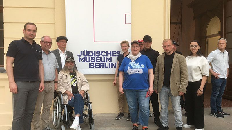 Kulturprogramm als Perspektivwechsel: Sieben Gäste des Harburg-Huus‘ besuchten gemeinsam mit Mitarbeiterinnen und Mitarbeitern des DRK Harburg das Jüdische Museum in Berlin. | Foto: DRK Harburg