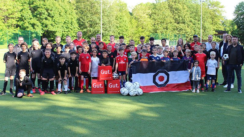 Strahlende Gesichter auf dem Sportplatz Rabenstein in Marmstorf. | Foto: Sparkasse