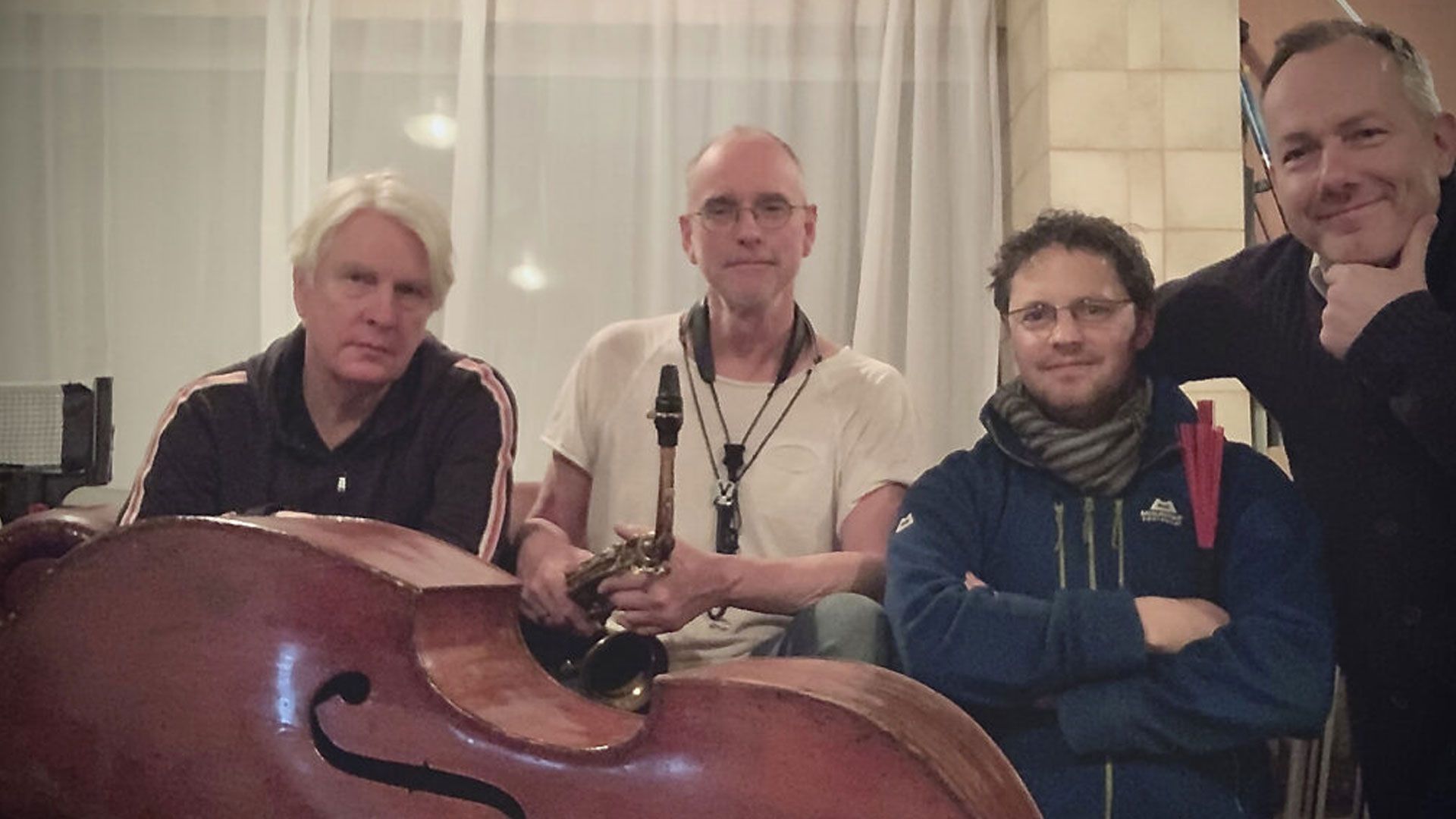 Begleitet wird Johannes Kirchberg von Frank Meiller am Sax/Klarinette, Henning Kiehn am Kontrabass und Tobias Günnemann an den Percussions. | Foto: ein