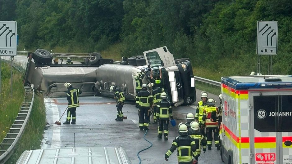 Ein umgekippter MIlchlaster sorgte für eine Vollsperrung der A 261. Foto: Feuerwehr