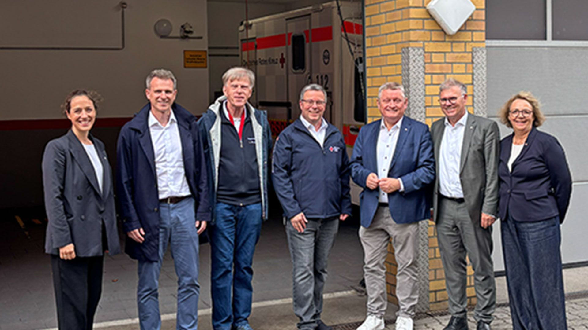 V.l.n.r.: Lynn Kühl (Pressesprecherin DRK), Dr. Joß Steinke (Vorstand DRK-Landesverband Hamburg), Lothar Bergmann (Präsident DRK-Kreisverband Hamburg-Harburg), Harald Halpick (Vorstand DRK-Kreisverband Hamburg-Harburg), Hermann Gröhe (Präsident DRK), Dr. Michael Labe (Präsident DRK-Landesverband Hamburg) und Marion Harnisch (Vizepräsidentin DRK-Landesverband Hamburg)