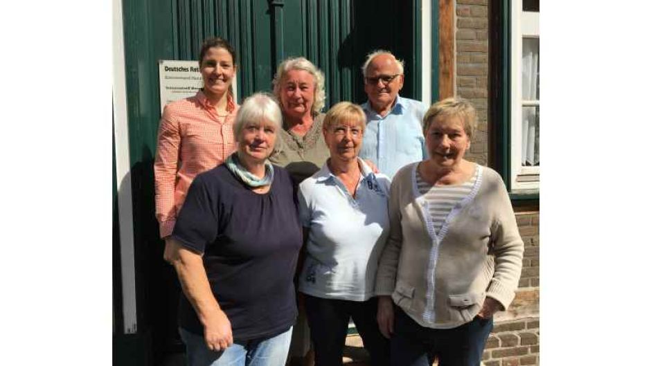 Laden für Montag, 25. September, zum Info-Frühstück mit Vortrag über das DRK-Service-Wohnen ein: Theresa Markschies (links) mit den ehrenamtlichen Helfern des Seniorentreffs Harburg in der Hermann-Maul-Straße. Foto: DRK-Kreisverband Hamburg-Harburg e.V. | Foto: ein