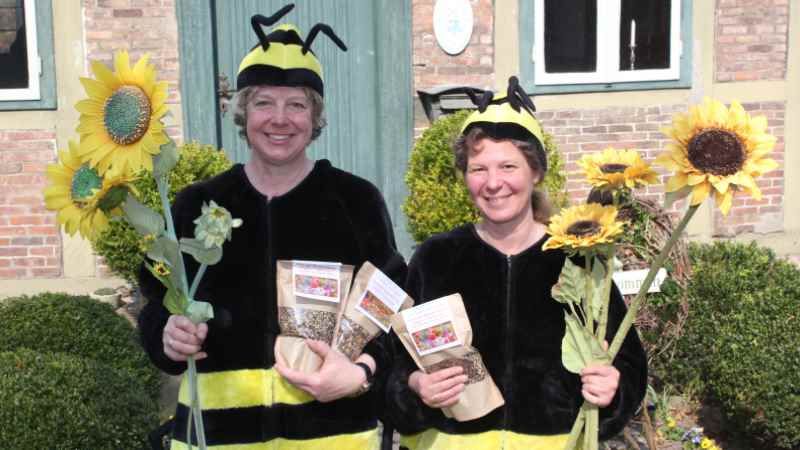 Bienenfleißiger Einsatz für blühende Landschaften: Emily Weede (links) und Christina Dohrmann verschenken Blumensaat. | Foto: ein