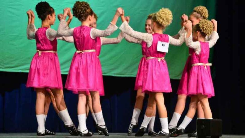 Erfolgreich beim Debüt: Greta Mumm (8 Jahre, mit der Startnummer auf dem Rücken) und Emilie Root (7, rechts daneben) ertanzten sich Platz 4 mit ihrem Team U11 A  (alphabet.): Antonia Brdar, Mara Christian, Lavinia Henk, Lilu Krauter, Marisa Schmitz, Angelina Sziegat. | Foto: ein