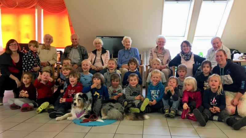 Senioren im Haus Kirchberg sowie Kinder aus der DRK-Kindertagesstätte Hittfeld Lindhorster Straße bei dergemeinsamen Stunde mit Therapiehündin Amy. | Foto: ein