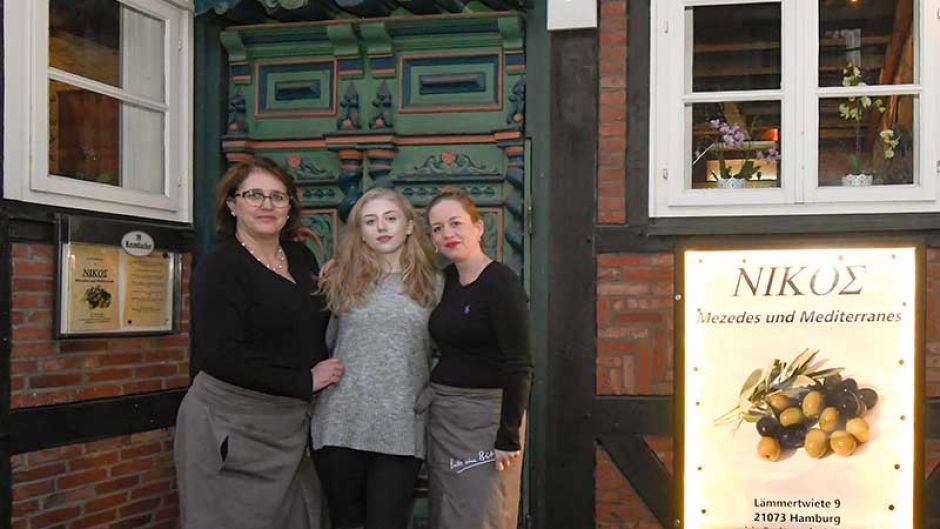 Maria, Michaela und Kalliopi Agas freuen sich auf ihre Gäste im Restaurant Nikos in der Lämmertwiete.