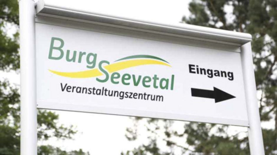Die Burg Seevetal lädt zum gemütlichen Bummel über den Nachtflohmarkt. | Foto: ein