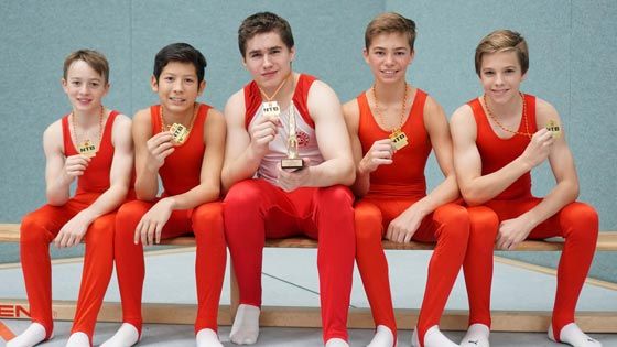 Die Besten in Niedersachsen: Mit einer großartigen Teamleistung gewann die Jugendriege des TSV Buchholz 08 mit Joris Grunwald (von links), Andreas Börninck, Gregory Keck, Timon Raunecker und Linus Zuchold die Niedersachsenmeisterschaft und das Emblem mit goldfarbenem Medaillenglanz. | Foto: ein